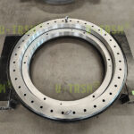 Couronne d’orientation à vis sans fin avec double entrainement