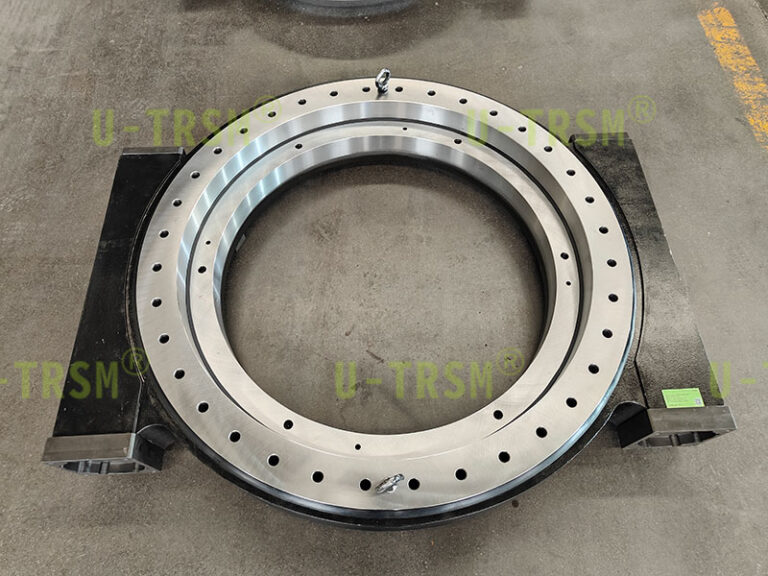 Couronne d’orientation à vis sans fin avec double entrainement